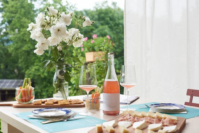 Degustazione di vini Valtenesi in cascina al Lago di Garda